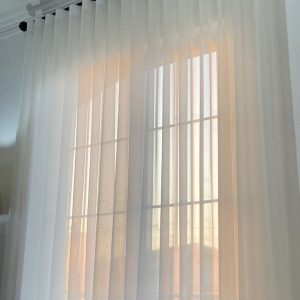 پرده آماده حریر سفید مناسب پذیرایی